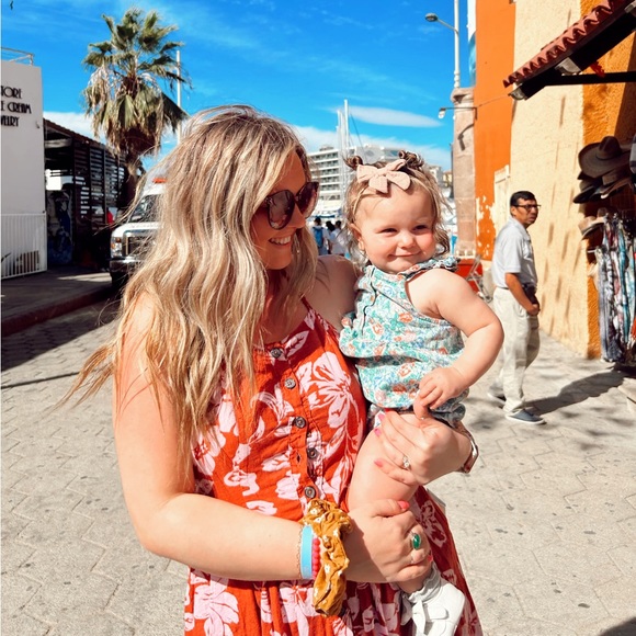 M E E T   C H R I S T I N - Picture 1 of 8